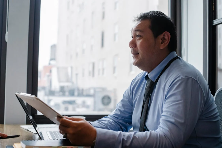 

Alt-text: Ethnic leader of company with clipboard at table with laptop
https://www.pexels.com/photo/ethnic-leader-of-company-with-clipboard-at-table-with-laptop-5668868/