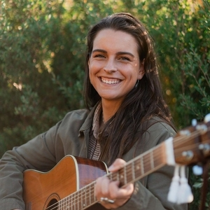 Australian Folk Artist Steph Strings Coming to Fort Collins